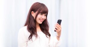 携帯を持つ女性